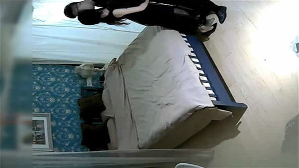 性感长发尤物踩着黑色高跟鞋，蕾丝连衣裙下的致命诱惑！